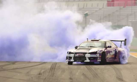 Фиолетовый дрифт 900-сильного Nissan Silvia S14 с турбированным LS